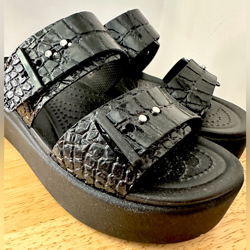 Crocs Brooklyn wedge w/ faux croc finish, worn one maybe. Don’t like. You will!!